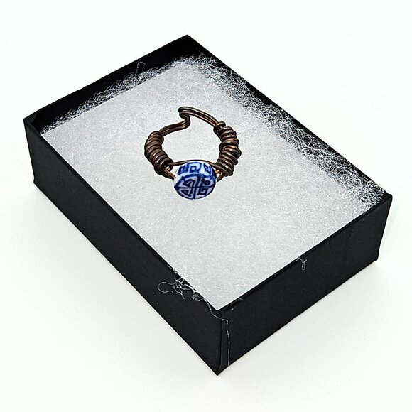 Vintage Wire Wrapped Ceramic Blue/White Ring Size 4 or 4.5 - Picture 3 of 8